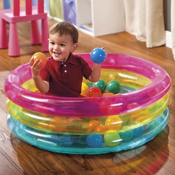 Надувной бассейн с пластиковыми шариками Intex для детей. Можно использовать в квартире или в доме